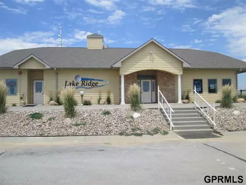 8642 Lakeridge Dr, Plattsmouth, NE 68048