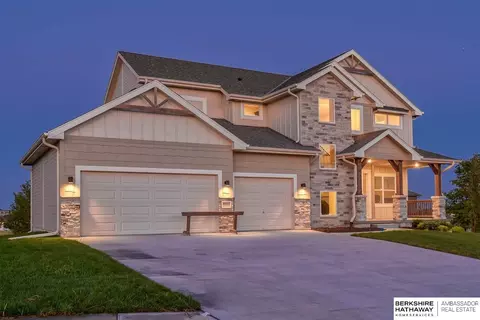 902 S 185th St, Omaha, NE 68022