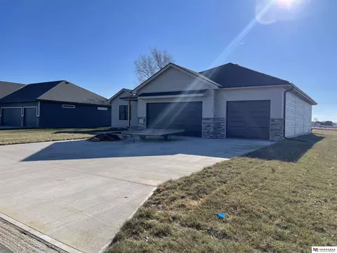 1579 Lake Ridge Dr, Plattsmouth, NE 68048