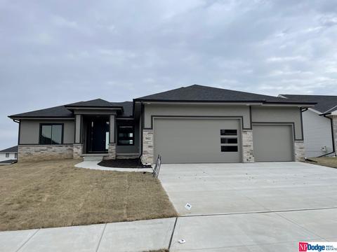 5421 N 207 St, Elkhorn, NE 68022
