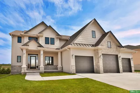 19050 Augusta Cir, Omaha, NE 68136