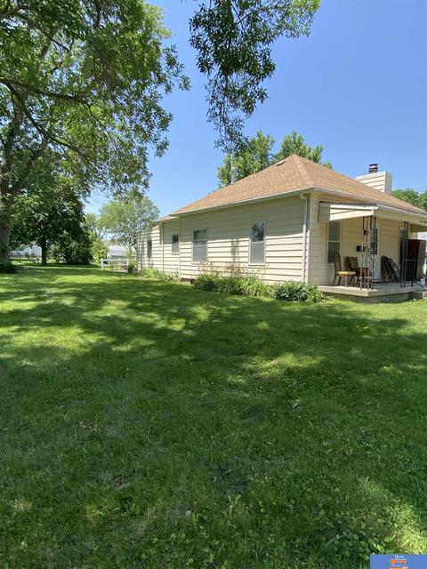 115 Cedar St, Beatrice, NE 68310 photo 2