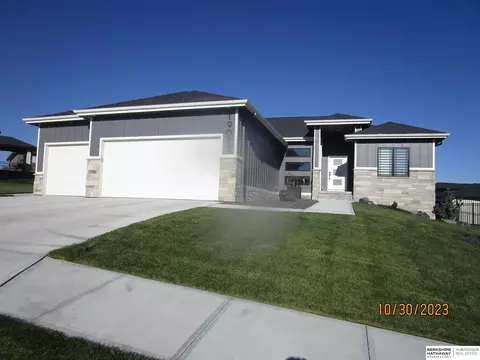 19012 Hazelnut Dr, Gretna, NE 68028
