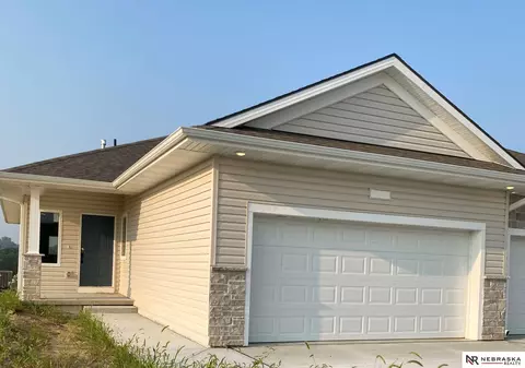 17612 Robin Dr, Omaha, NE 68136