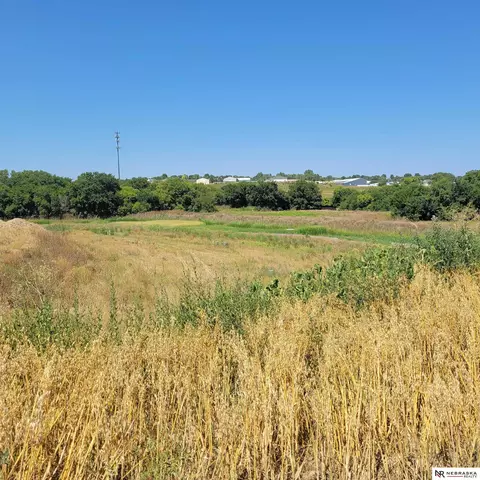 17626 Greenleaf St, Omaha, NE 68136