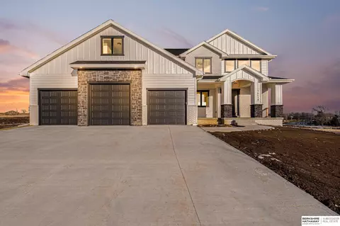 16614 Camelback Ave, Omaha, NE 68136