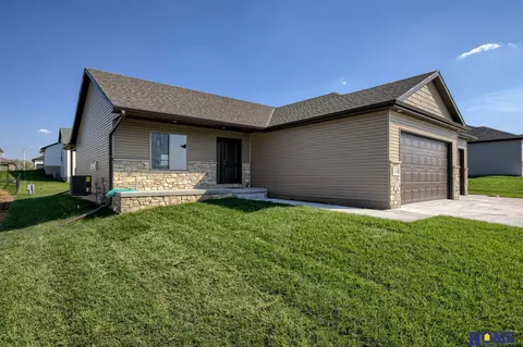 1136 Kantor Ln, Hickman, NE 68372