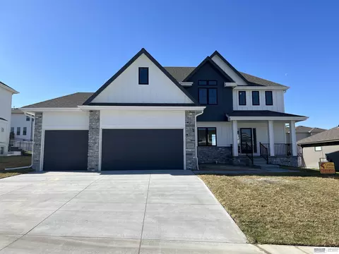 10229 Caspian Dr, Papillion, NE 68046