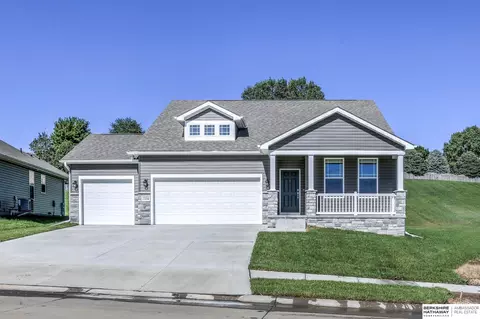 7804 Willow St, Omaha, NE 68136
