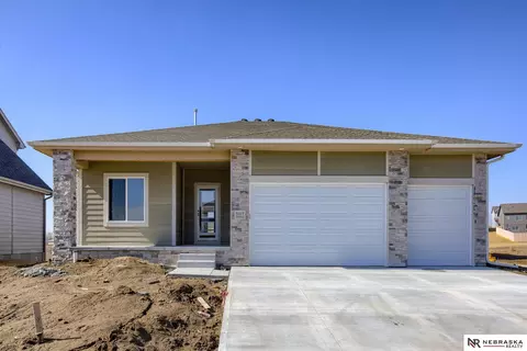 5317 Heartland Dr, Bellevue, NE 68123