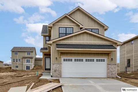 11221 Portage Dr, Papillion, NE 68046