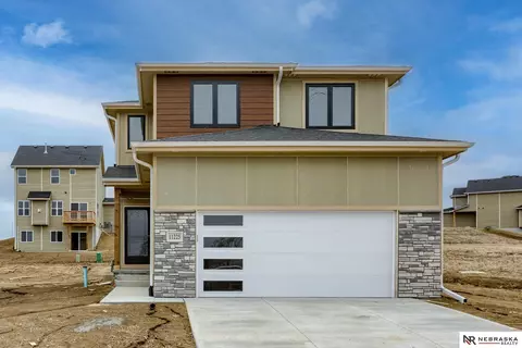 11225 Portage Dr, Papillion, NE 68046