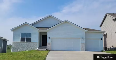 4553 Lawnwood Dr, Papillion, NE 68133