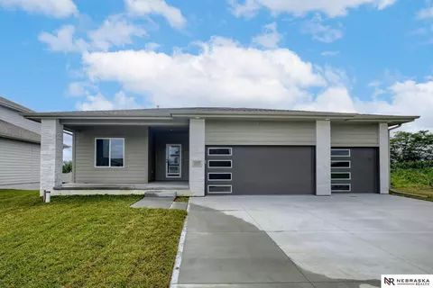 5505 Arrowhead Ln, Papillion, NE 68133