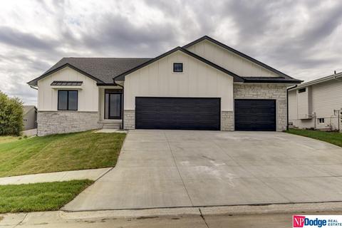 16611 Gilder Ave, Bennington, NE 68007