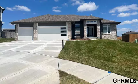 5410 Springview Cir, Papillion, NE 68133