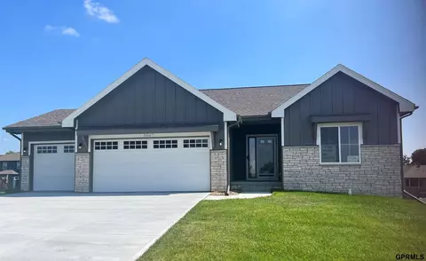 5007 Clearwater Dr, Papillion, NE 68133