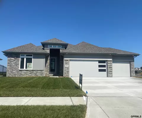 10013 S 105 St, Papillion, NE 68046