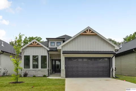 1016 S 90 Ct, Omaha, NE 68114