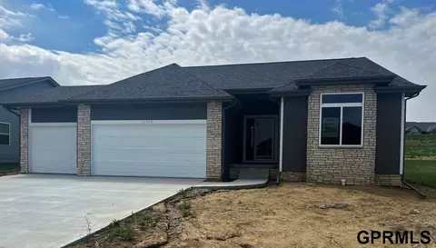 12102 Quail Dr, Bellevue, NE 68123