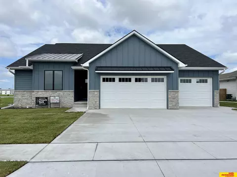 2720 Lauren Ln, Fremont, NE 68025