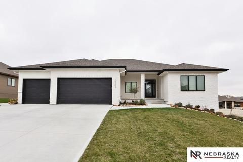 10203 S 105 Ave, Papillion, NE 68046