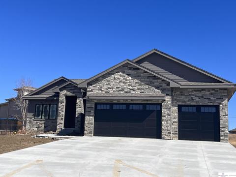 19254 Ruggles Cir, Elkhorn, NE 68022