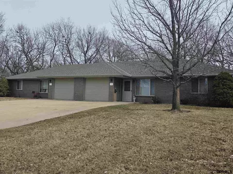 405-407 Wakefield Cir, Beatrice, NE 68310