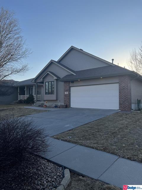7329 Silverthorn Dr, Lincoln, NE 68521