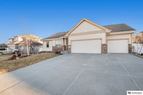 1431 Hardwood Dr, Papillion, NE 68046