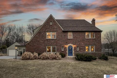 1132 Aldrich Rd, Lincoln, NE 68510