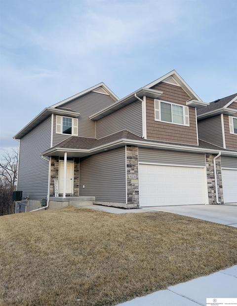 8230 Broken Ridge Dr, Lincoln, NE 68526