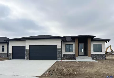 5809 SW Sierra Madre Dr, Lincoln, NE 68523