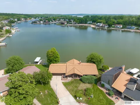 8501 Makaha Cir, Papillion, NE 68046