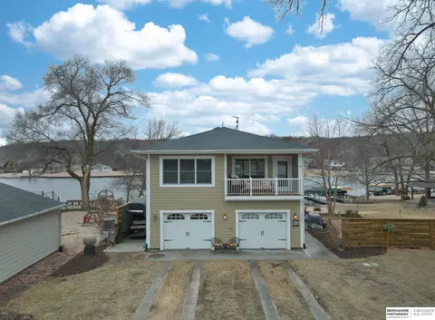32301 E Lake Park Dr, South Bend, NE 68058