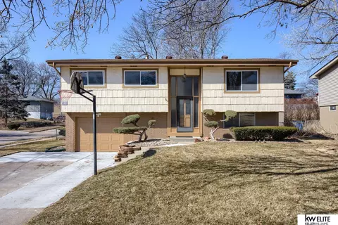 4906 Parkview Dr, Omaha, NE 68134