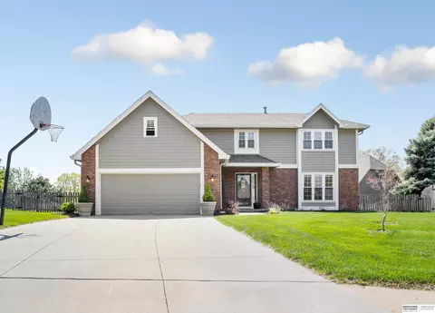 16209 Bancroft Cir, Omaha, NE 68130
