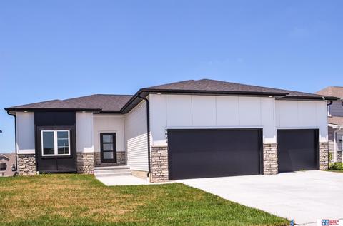 9044 Trader Dr, Lincoln, NE 68507