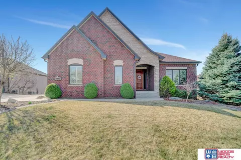 9555 Cotswold Ln, Lincoln, NE 68526