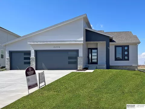 16254 Mormon St, Bennington, NE 68007