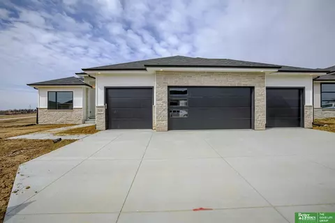 5420 N 212th St, Elkhorn, NE 68022