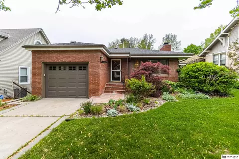 1607 Woodsview St, Lincoln, NE 68502