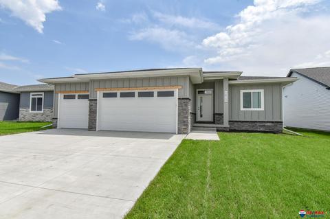 5820 SW 8th St, Lincoln, NE 68523