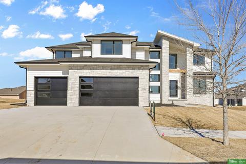 21056 Howe St, Elkhorn, NE 68022