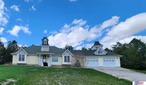 4744 E Sargent Rd, Beatrice, NE 68310