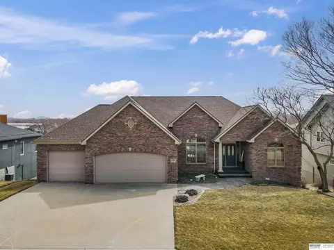 8205 Molokai Dr, Papillion, NE 68046