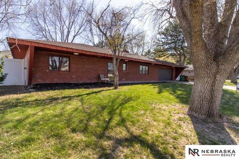 2001 Surfside Dr, Lincoln, NE 68528