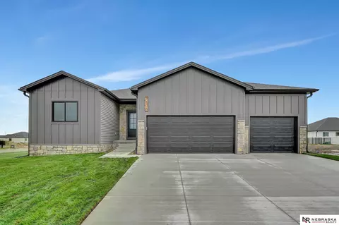 7505 Isidore Dr, Lincoln, NE 68516