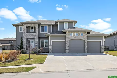 517 Locust St, Gretna, NE 68028