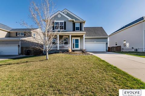 905 Port Royal Dr, Papillion, NE 68046